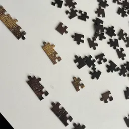 Losse puzzelstukken en puzzelrandstukken in verschillende kleuren op wit oppervlak