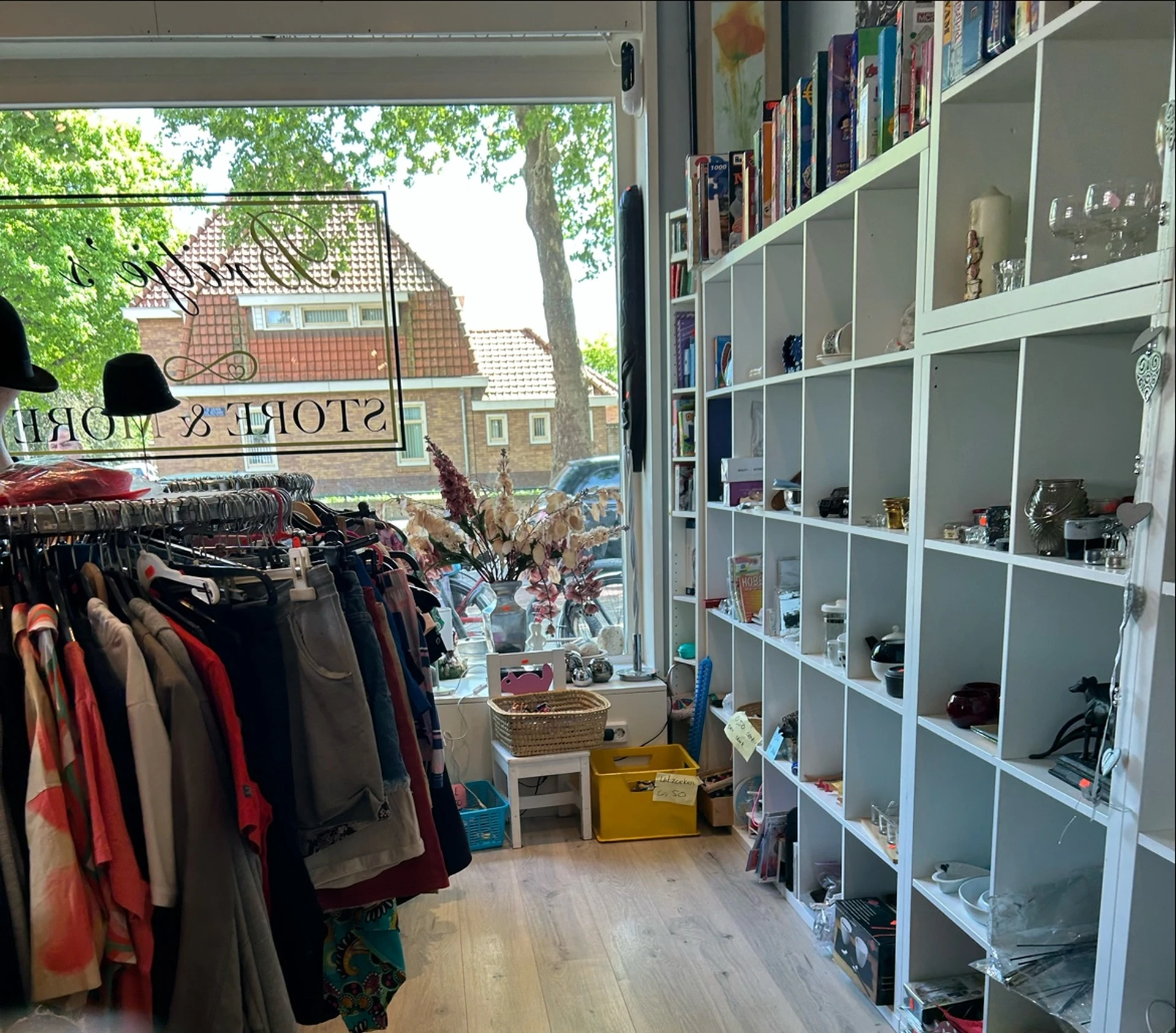 Kringloopwinkel Britje s store&more in Eindhoven met tweedehands boeken, kleding en meubels