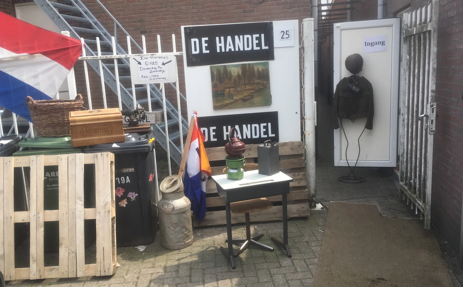 Kringloopwinkel Kringloopwinkel Brocantiek " De Handel " in Emmen
