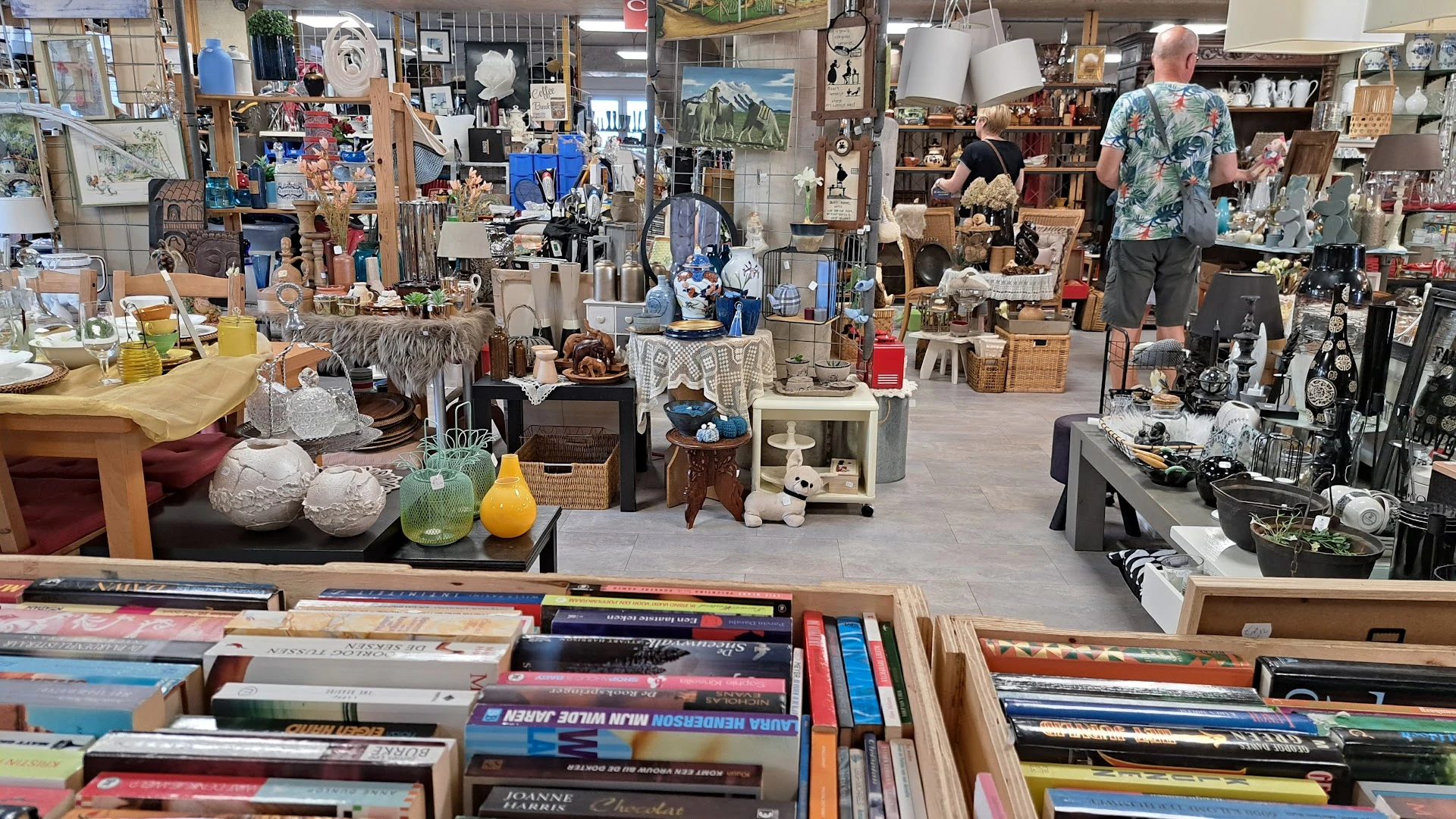 Kringloopwinkel Canilos in Gulpen met tweedehands boeken, elektrische fietsen en kleding