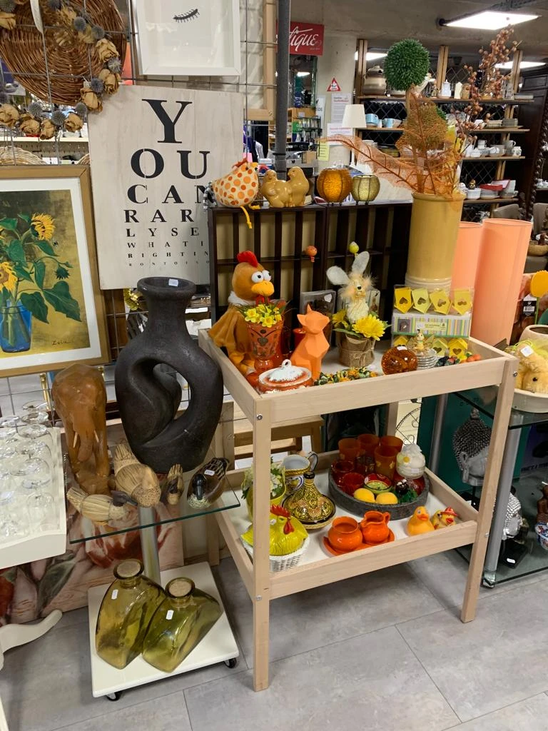Stellingen met herfst- en winterdecoratie: vogelbeeldjes, kaarsen, pompoen- en bloemenversiering in oranje en geel