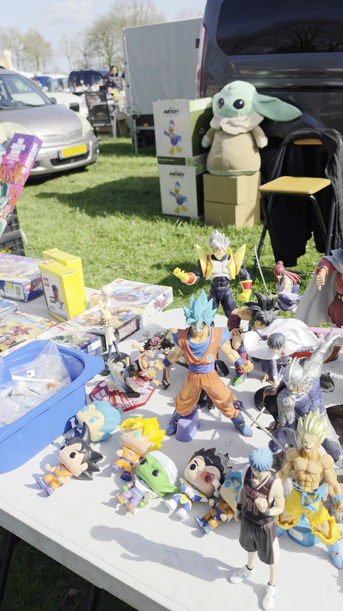 Verzameling speelgoedactiefiguren en andere collectibles uitgestald op een tafel in de winkel