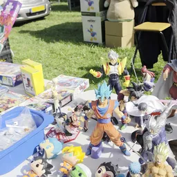 Verzameling speelgoedactiefiguren en andere collectibles uitgestald op een tafel in de winkel