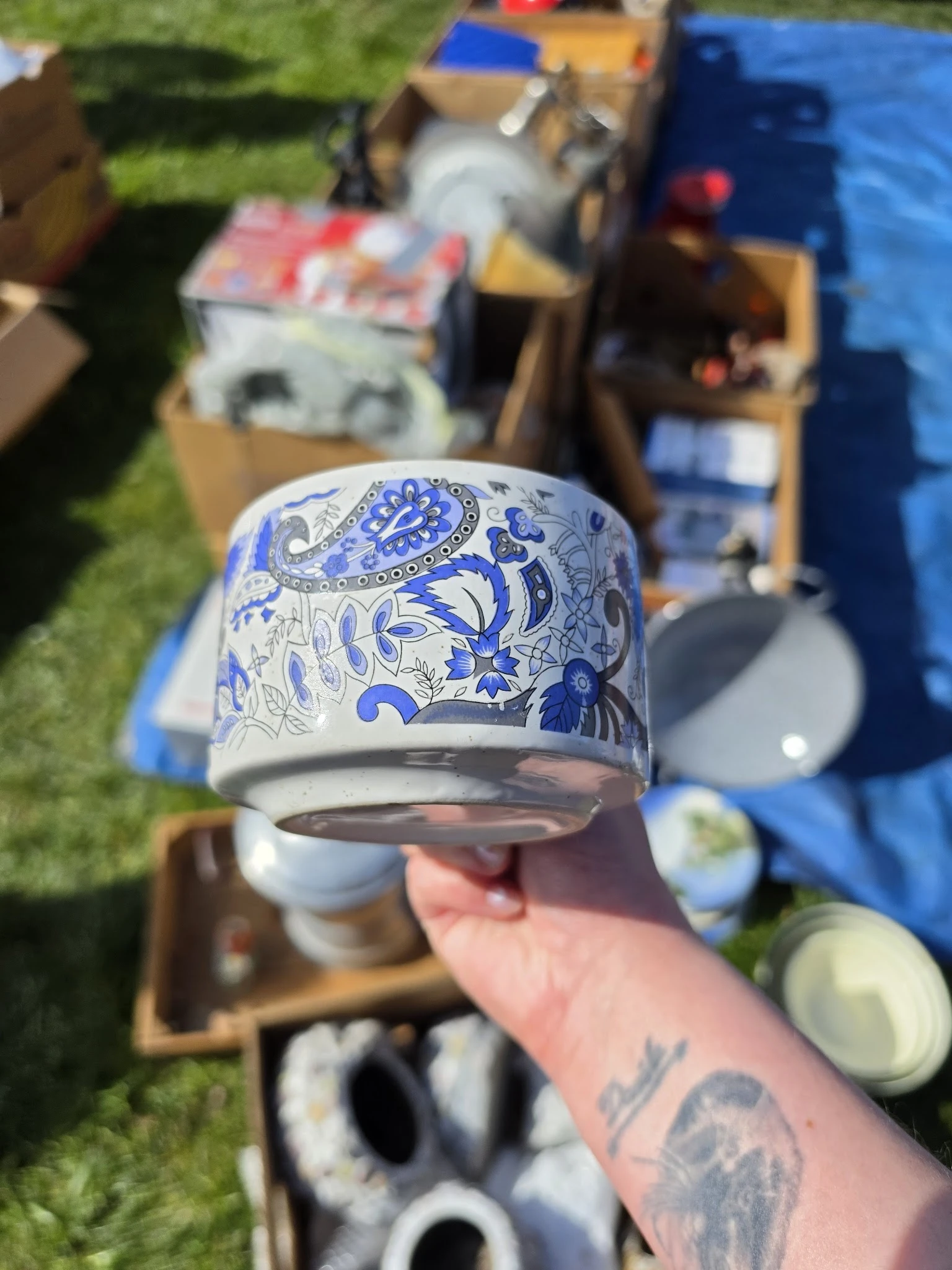 Wit servies met blauw bloemenpatroon, close-up van een kom of schaal met decoratieve ornamenten