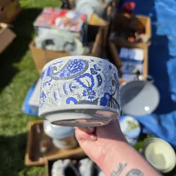Wit servies met blauw bloemenpatroon, close-up van een kom of schaal met decoratieve ornamenten