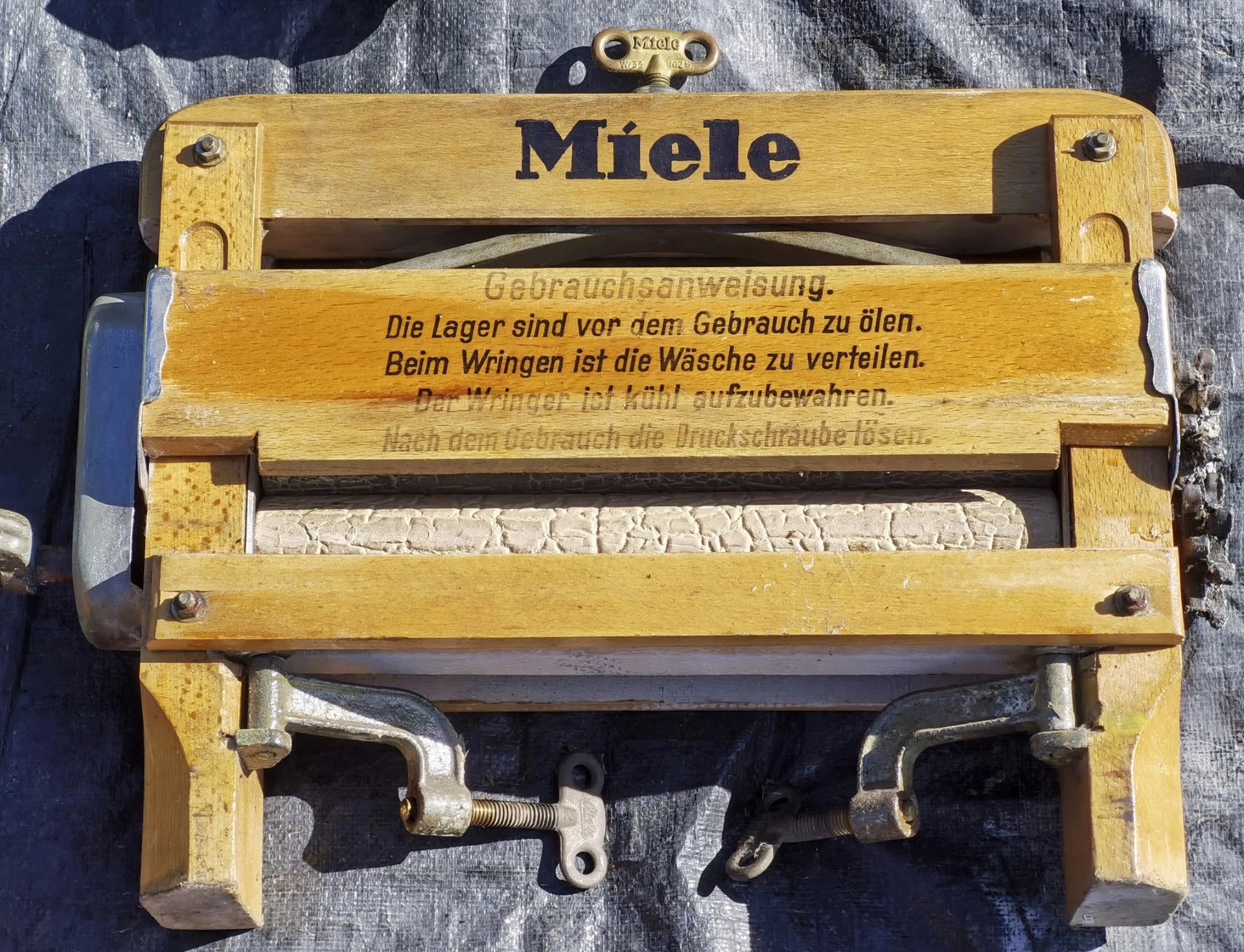 Vintage Miele mangel (wringmachine) met houten frame en Duitse gebruiksaanwijzing