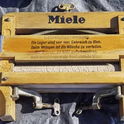 Vintage Miele mangel (wringmachine) met houten frame en Duitse gebruiksaanwijzing