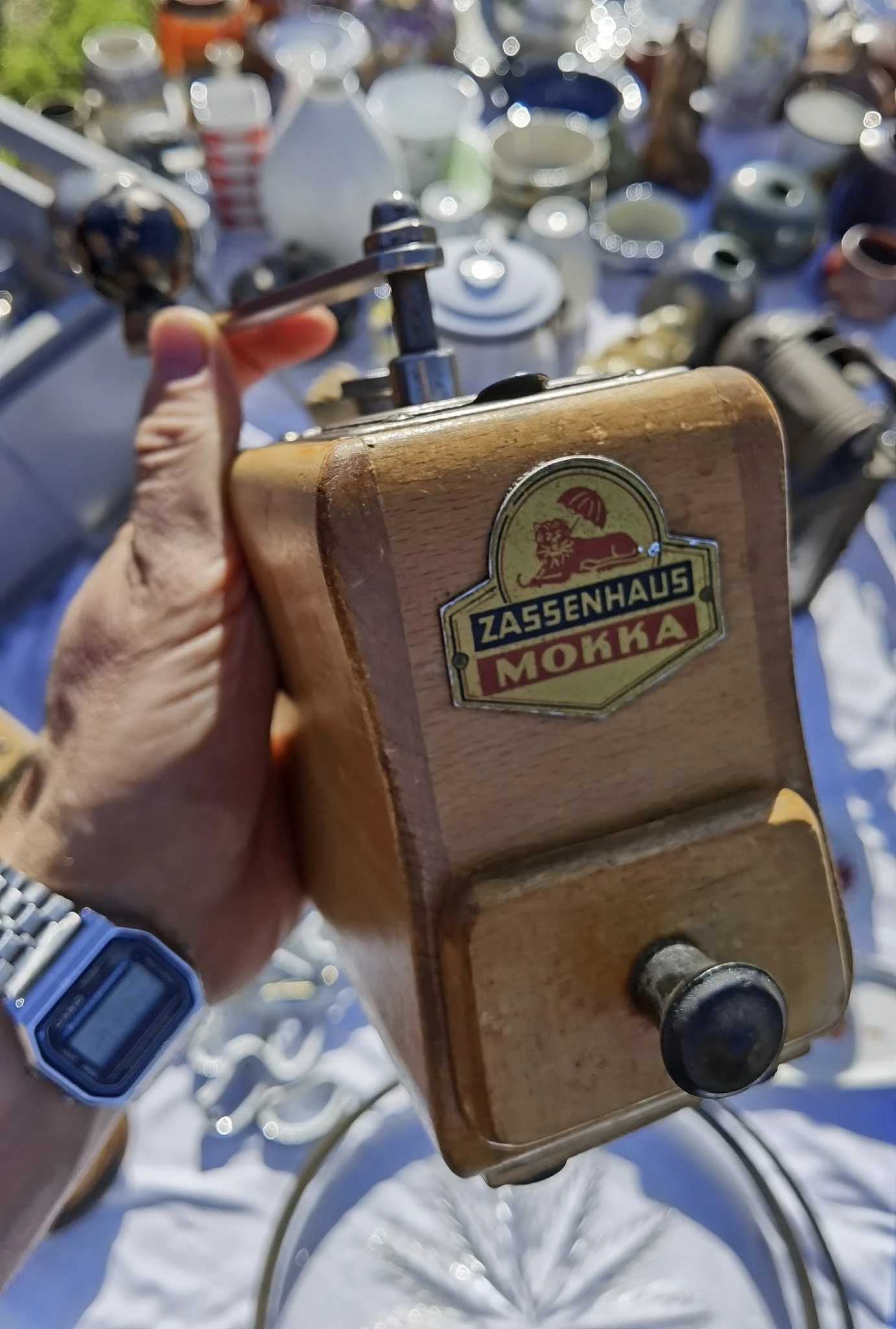 Close-up van een vintage houten koffer met Zassenhaus Mühle-logo