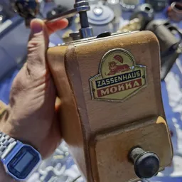 Close-up van een vintage houten koffer met Zassenhaus Mühle-logo