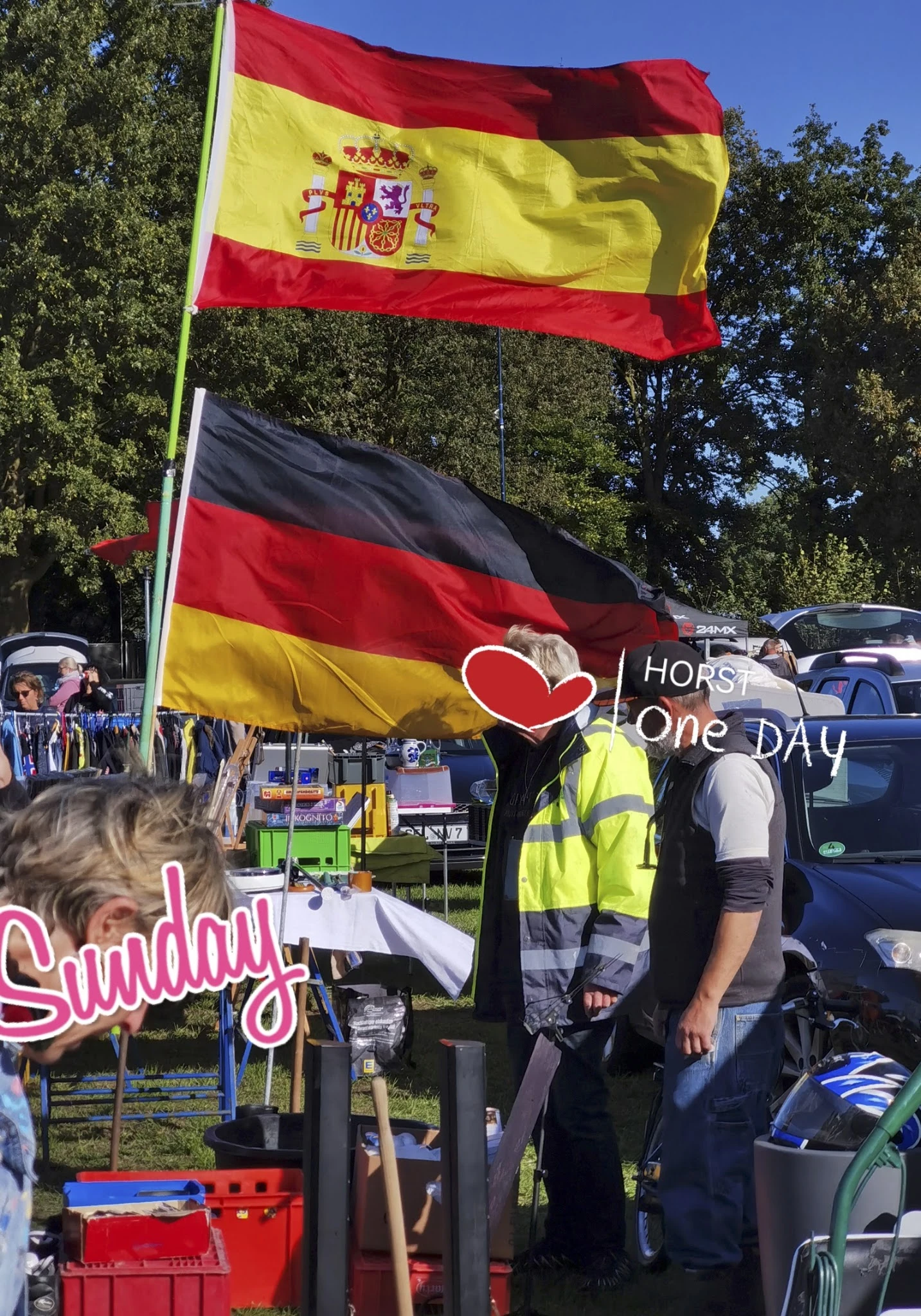 Duitse vlag en banner met 'HORST one DAY' tekst op een evenement buiten