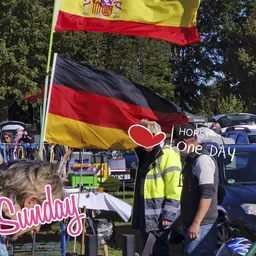 Duitse vlag en banner met 'HORST one DAY' tekst op een evenement buiten