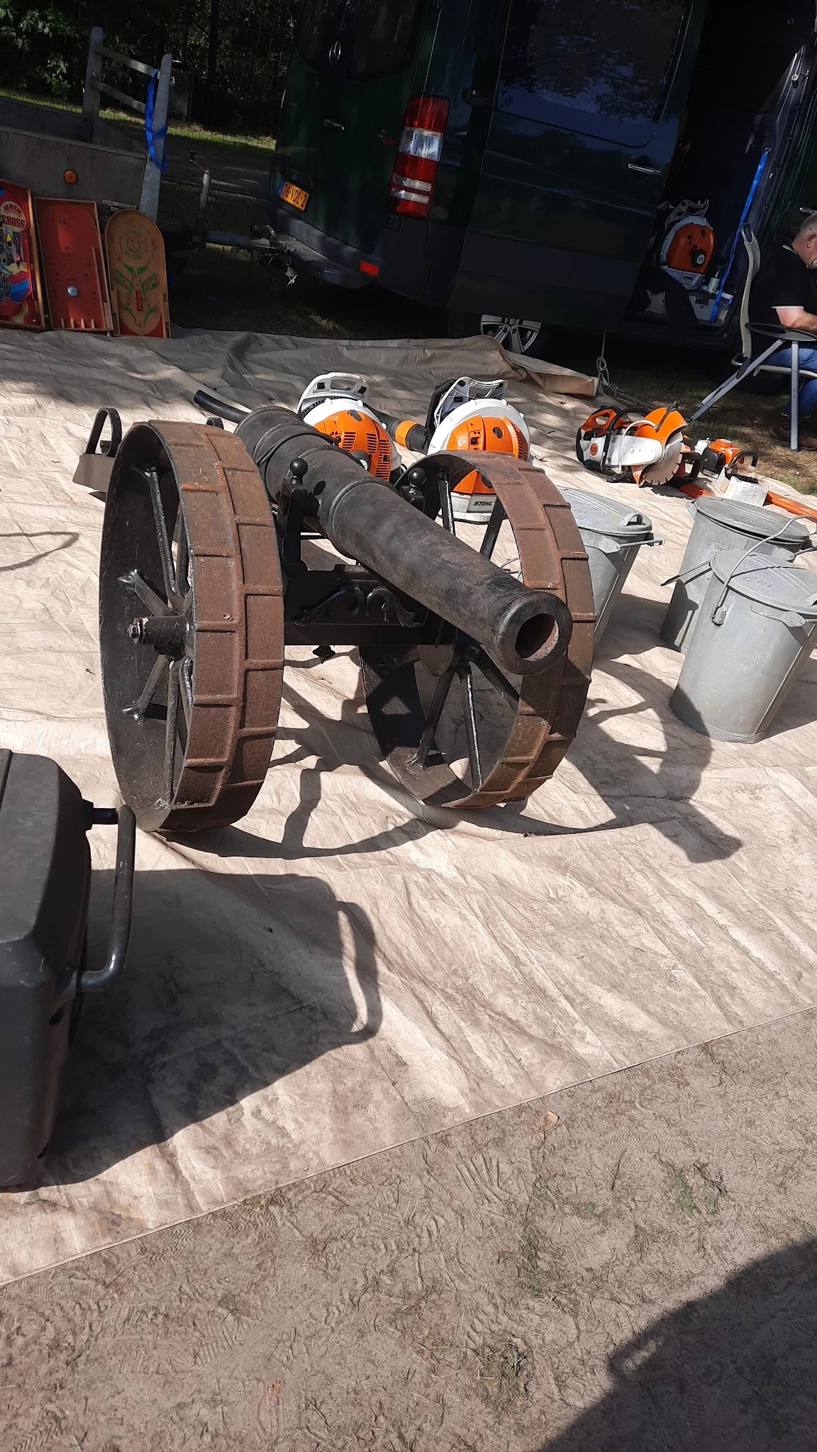 Antieke kanon op houten wielen, buiten op een betonnen ondergrond