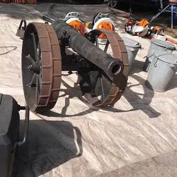 Antieke kanon op houten wielen, buiten op een betonnen ondergrond