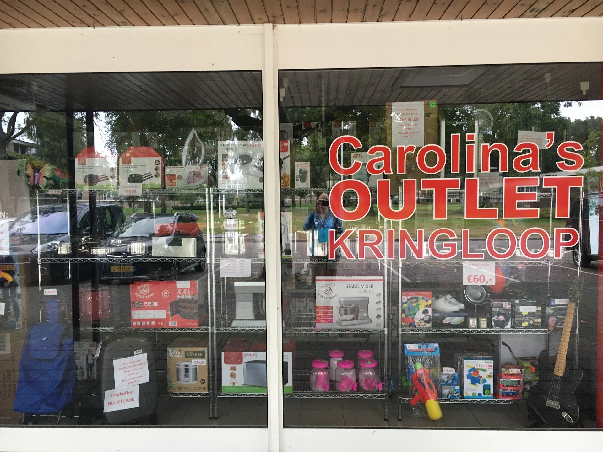 Carolina's Outlet/Kringloop in Breda met tweedehands blenders, boeken en computers