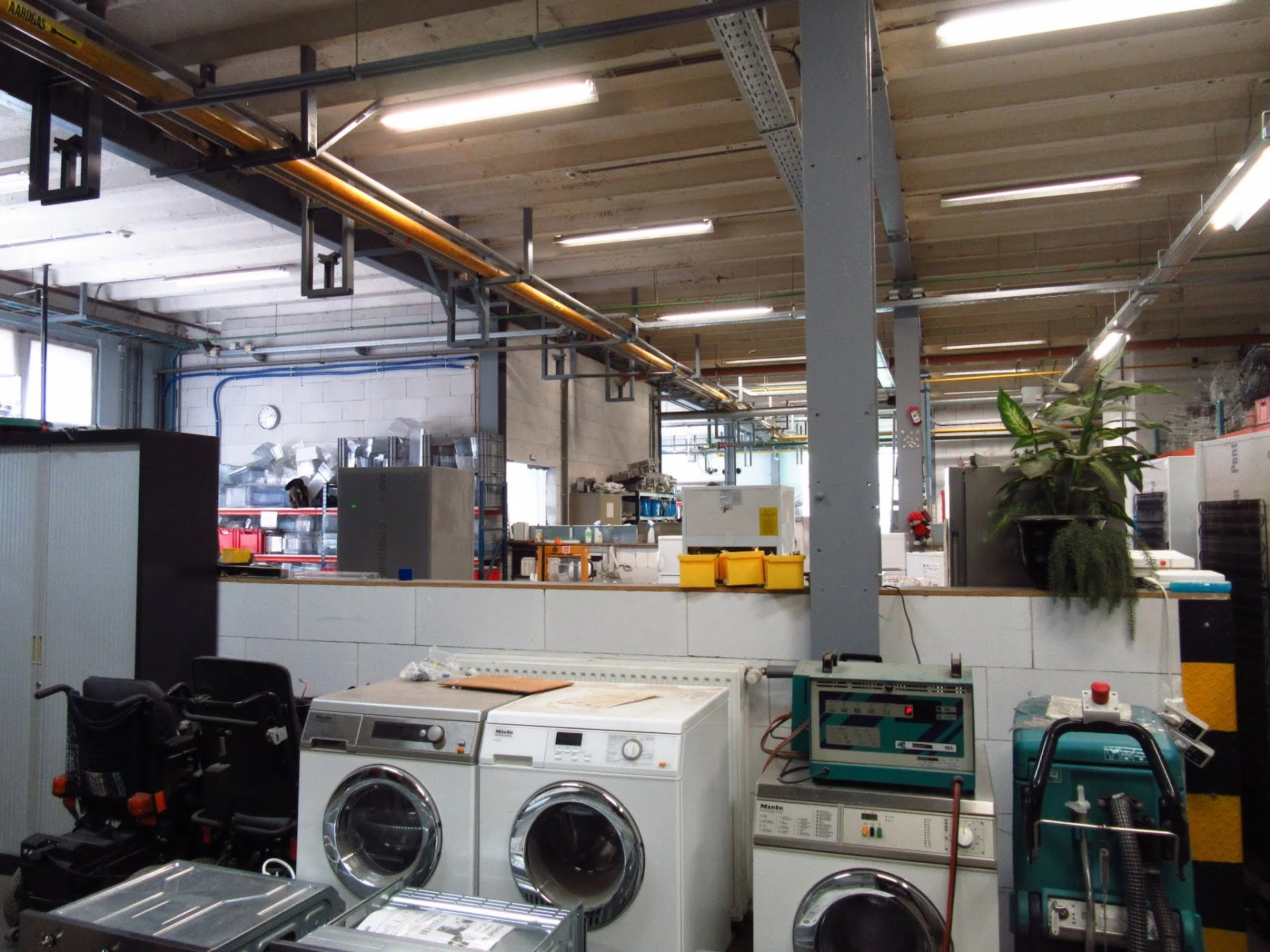 Centraal Magazijn Kringwinkel Antwerpen in Antwerpen met tweedehands meubels en kleding