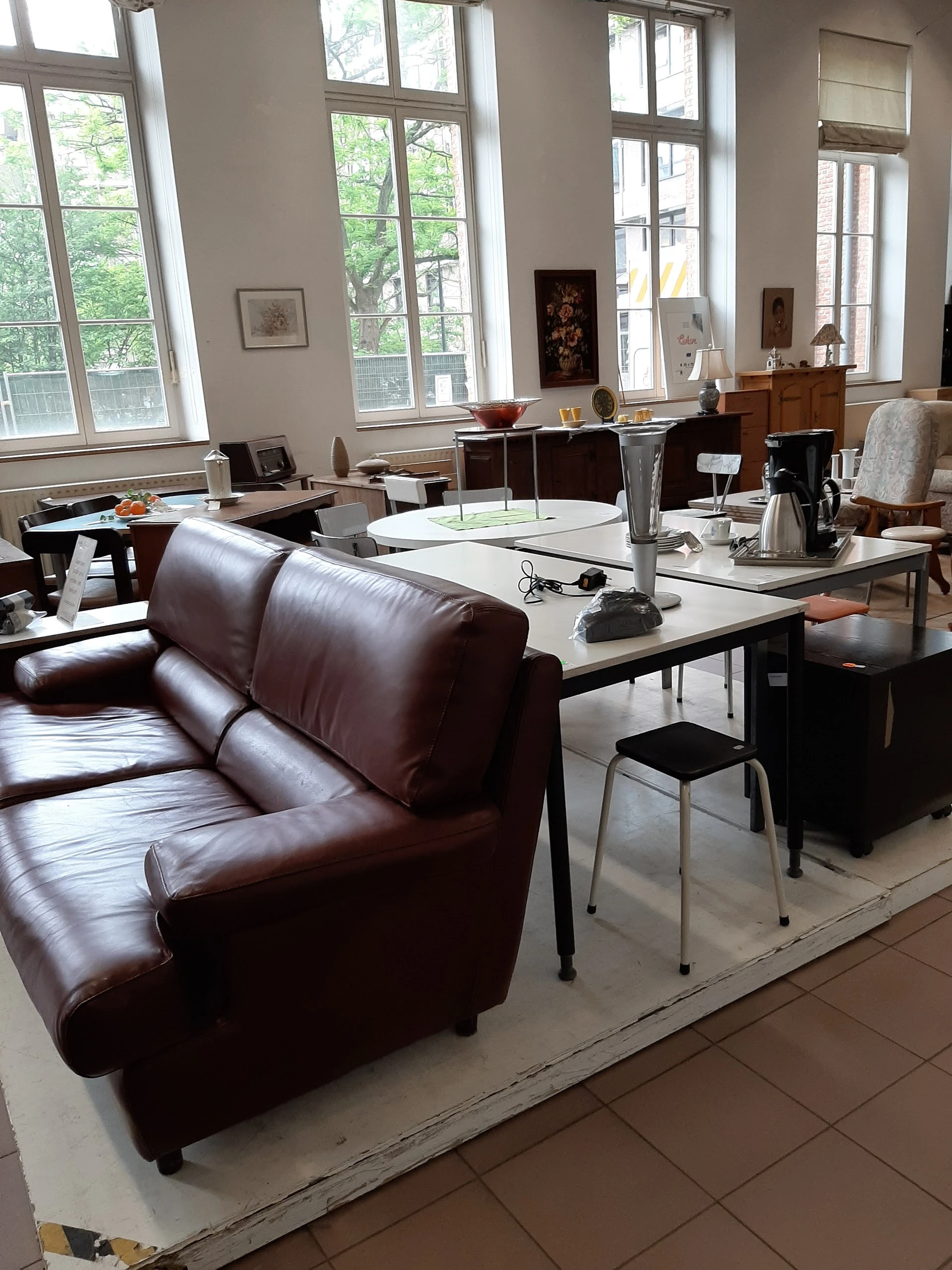 Centraal Magazijn Kringwinkel Antwerpen in Antwerpen met tweedehands meubels en kleding