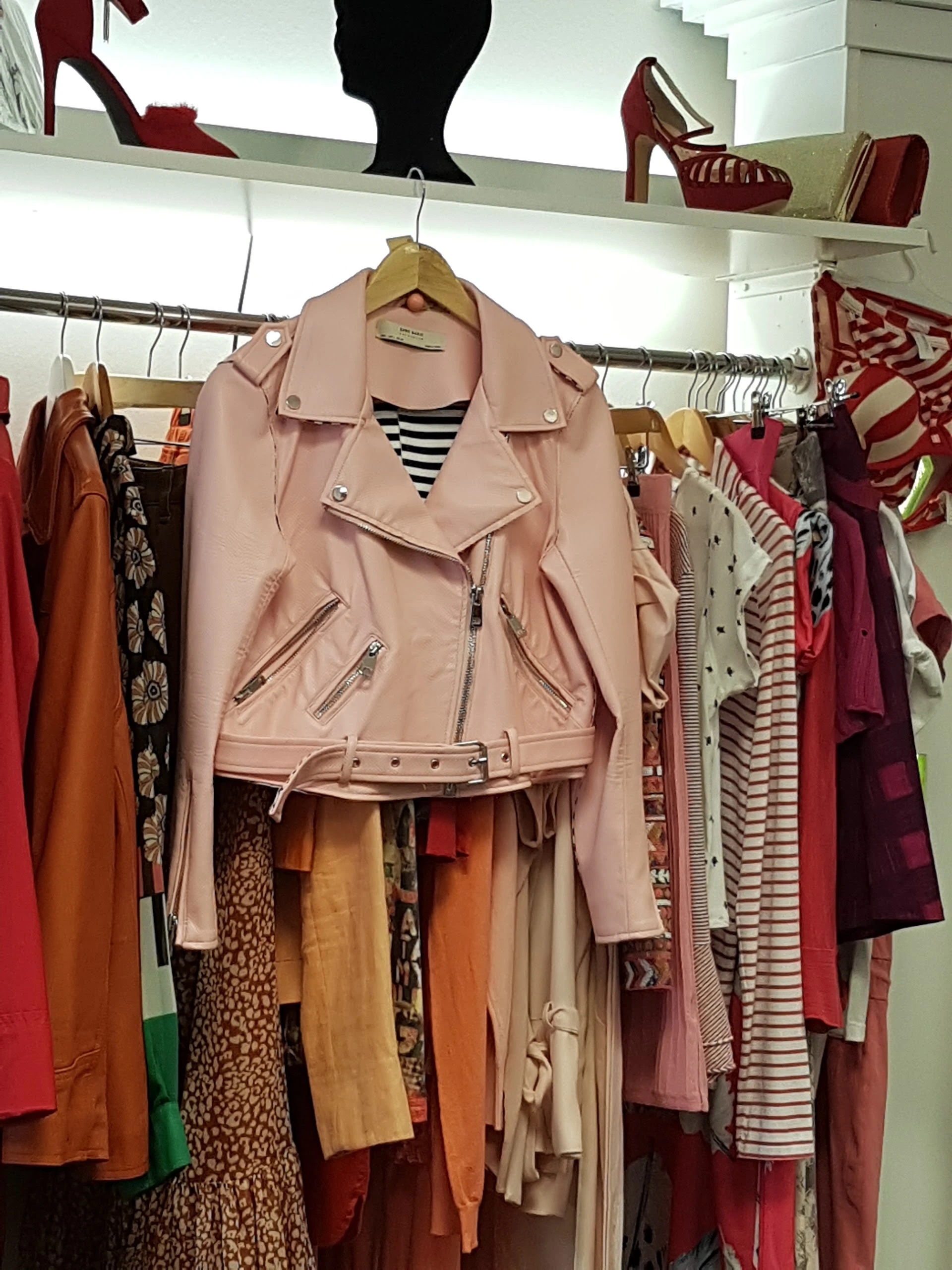 Kringloopwinkel Cheap & Co in Brielle met tweedehands boeken, huishoudelijke apparaten en meubels