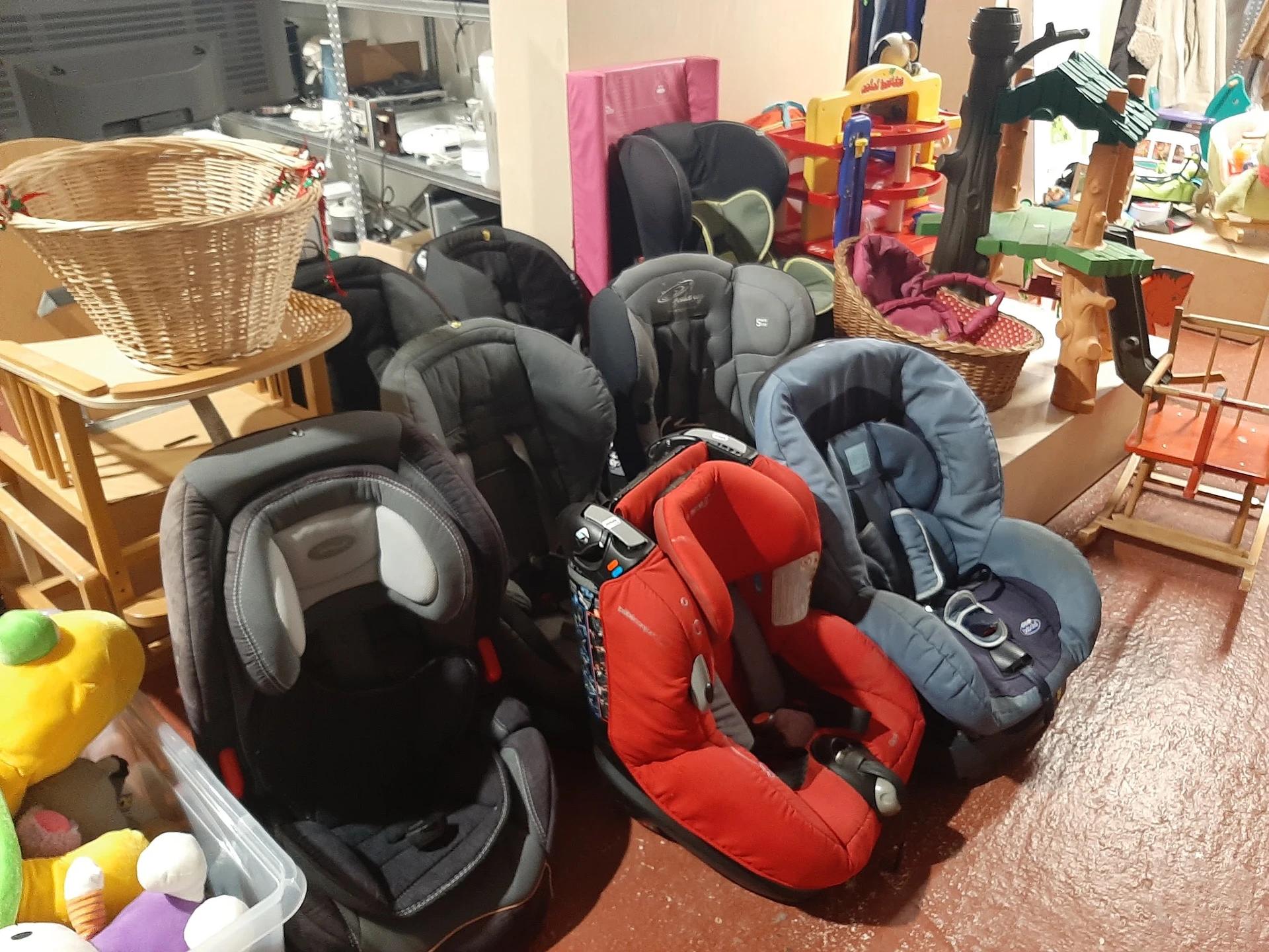 Verzameling tweedehands autostoeltjes voor baby's en kinderen op de winkelfloor