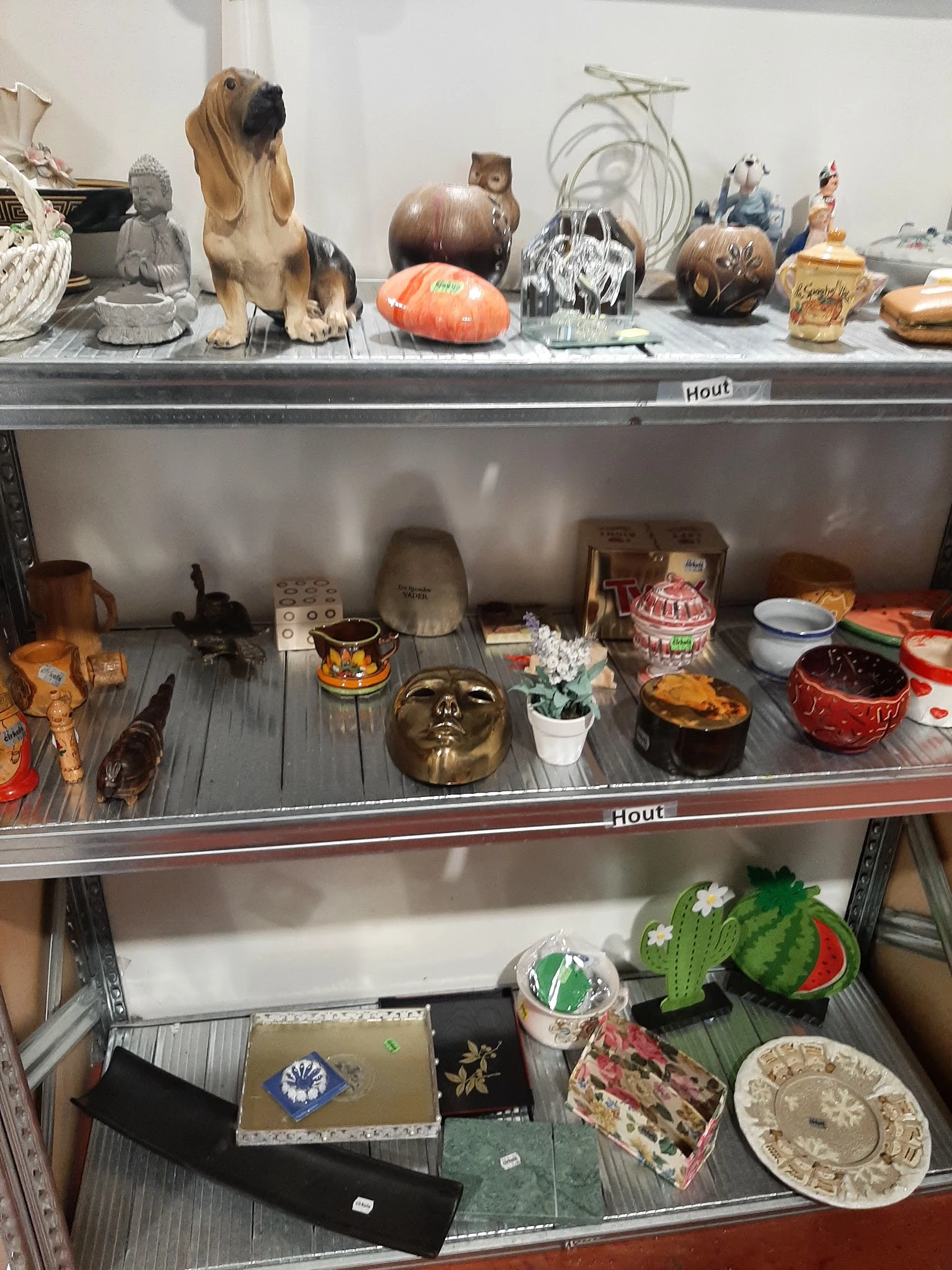 Winkelschappen met huishoudelijke artikelen, decoratie en serviesgoed