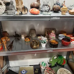 Winkelschappen met huishoudelijke artikelen, decoratie en serviesgoed