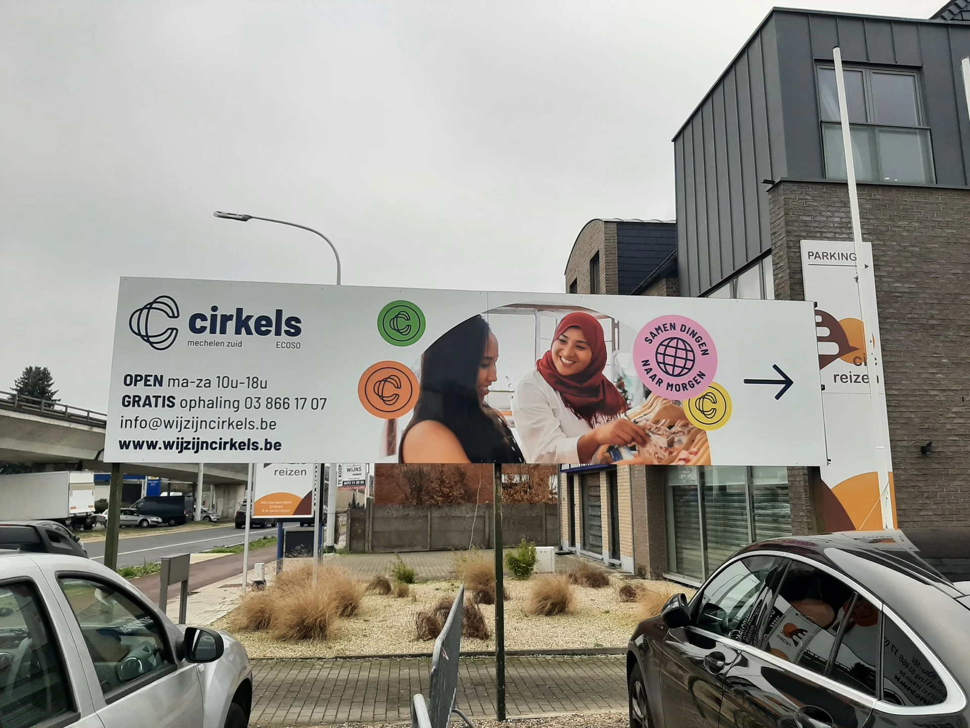 Gevel van kringloopwinkel Cirkels met groot uithangbord, openingstijden en contactgegevens zichtbaar