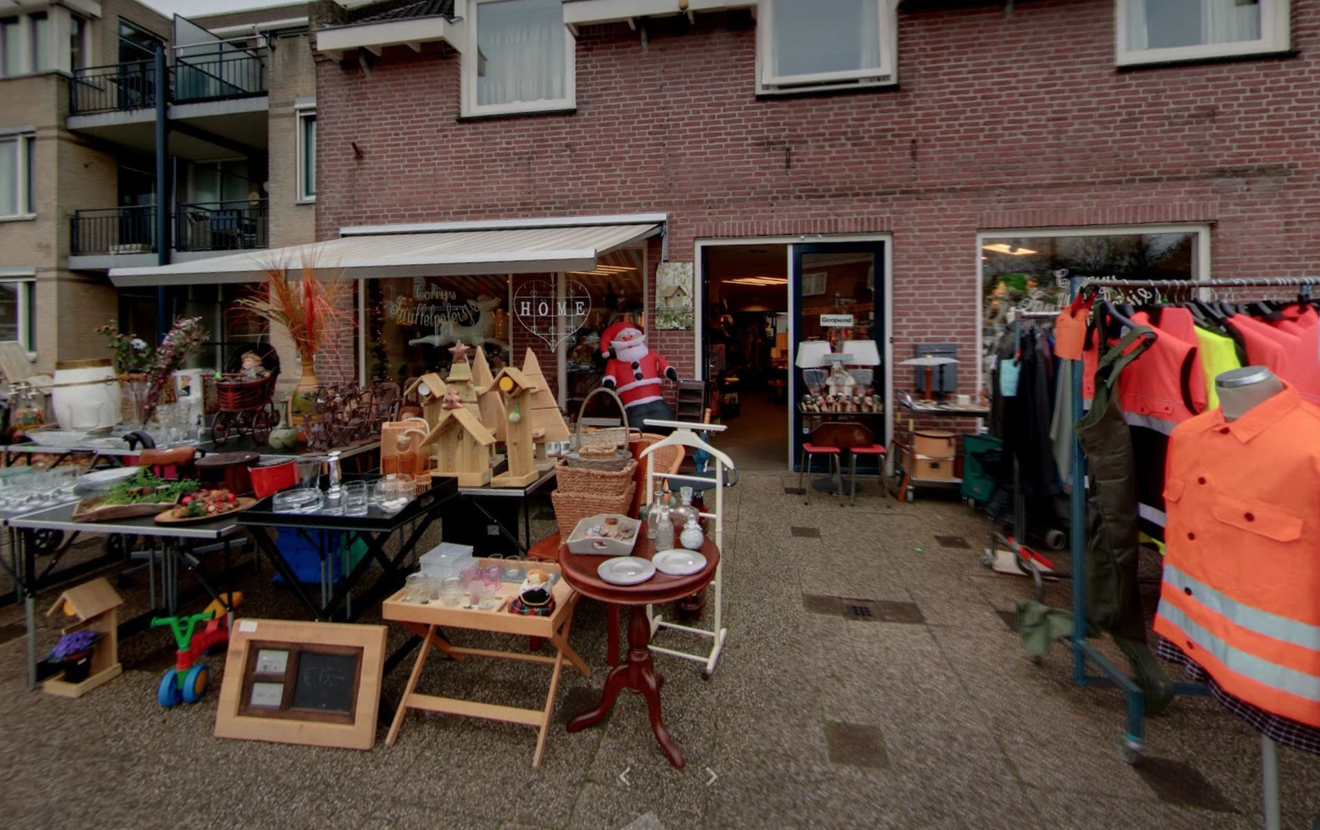 Corry's Snuffelpaleisje in Sprang-Capelle met tweedehands meubels en kleding