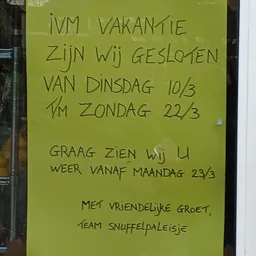 Geel briefje met handgeschreven Nederlandse tekst over sluitingsdagen