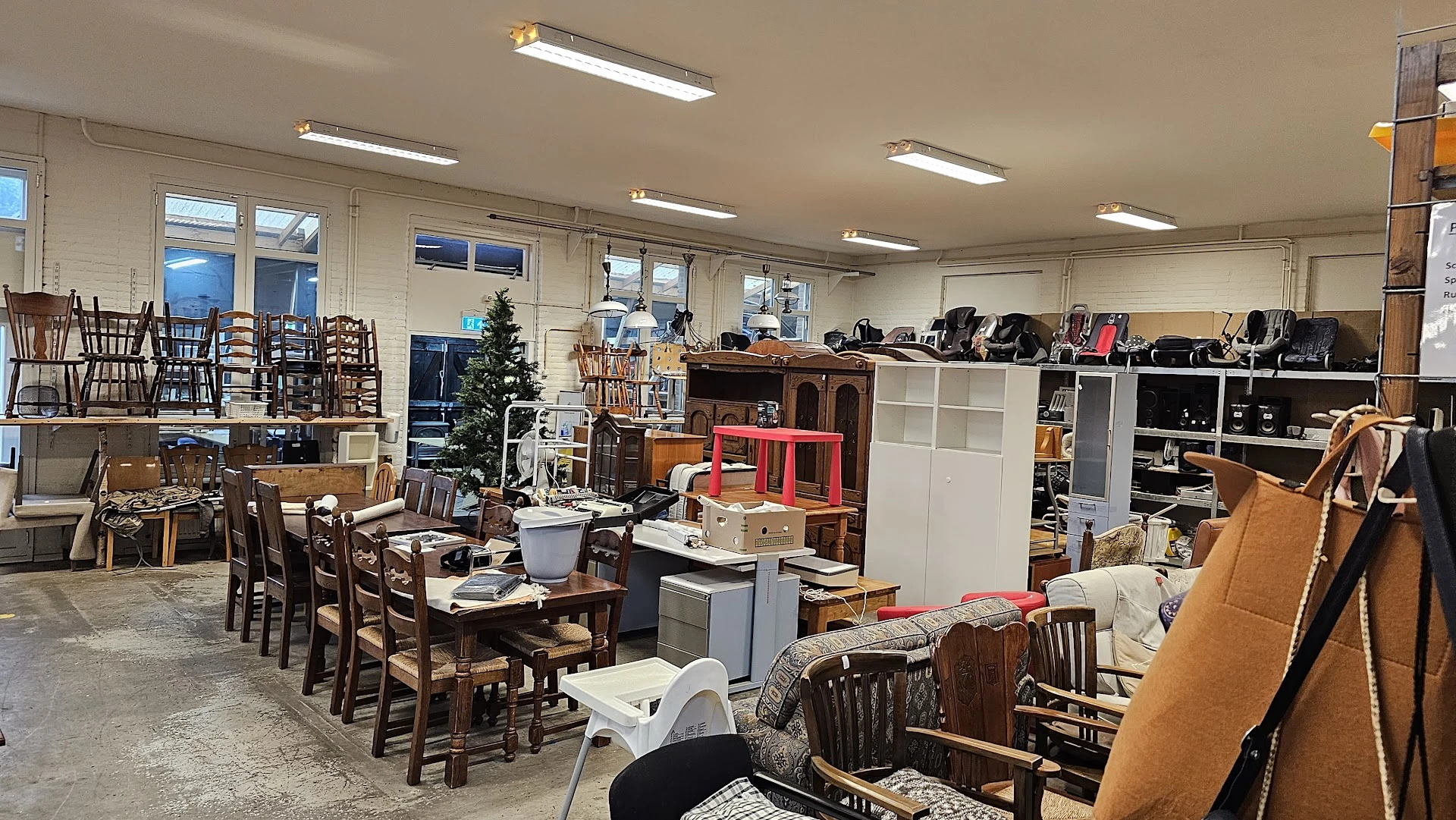 Kringloopwinkel D'n Inloop in Oirschot met tweedehands boeken, huishoudelijke apparaten en kleding