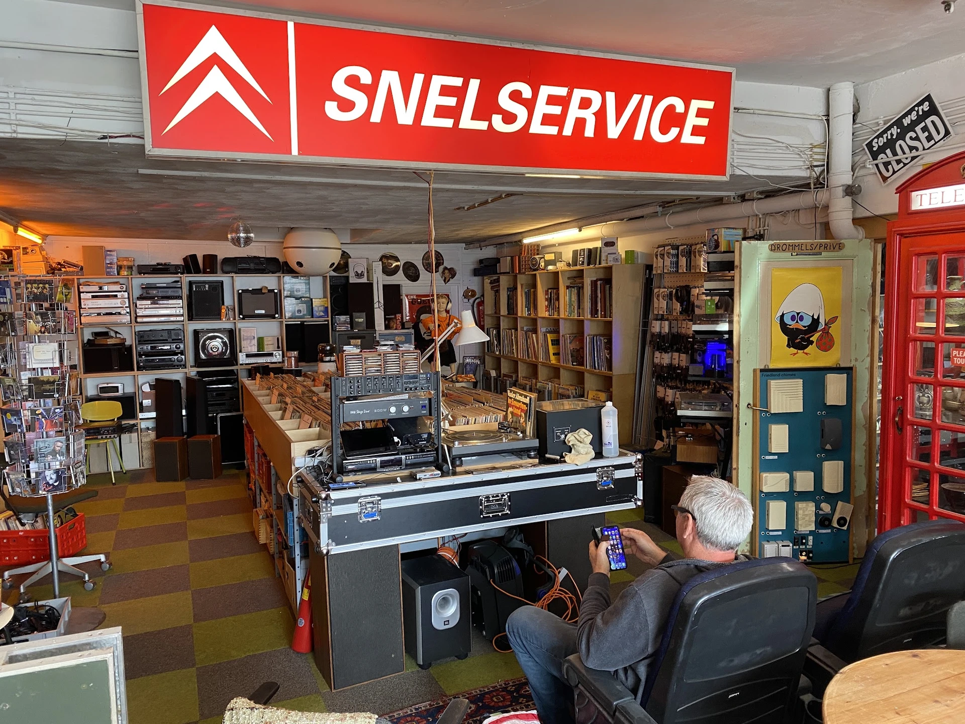 Winkelvloer met speelautomaten, flipkast en diverse vintage items uitgestald in een kringloopwinkel