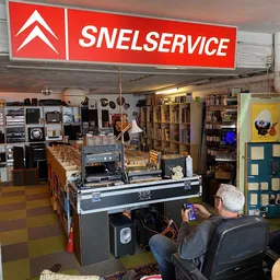 Winkelvloer met speelautomaten, flipkast en diverse vintage items uitgestald in een kringloopwinkel