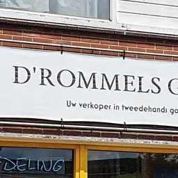 Winkelpui met wit reclamebord 'D'ROMMELS GOI' en Nederlands ondertekst, gele deur met 'AFDELING' in neonblauw