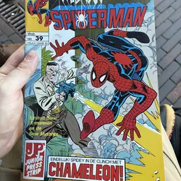 Close-up van een vintage Spider-Man stripboek nummer 39, gehouden in hand.