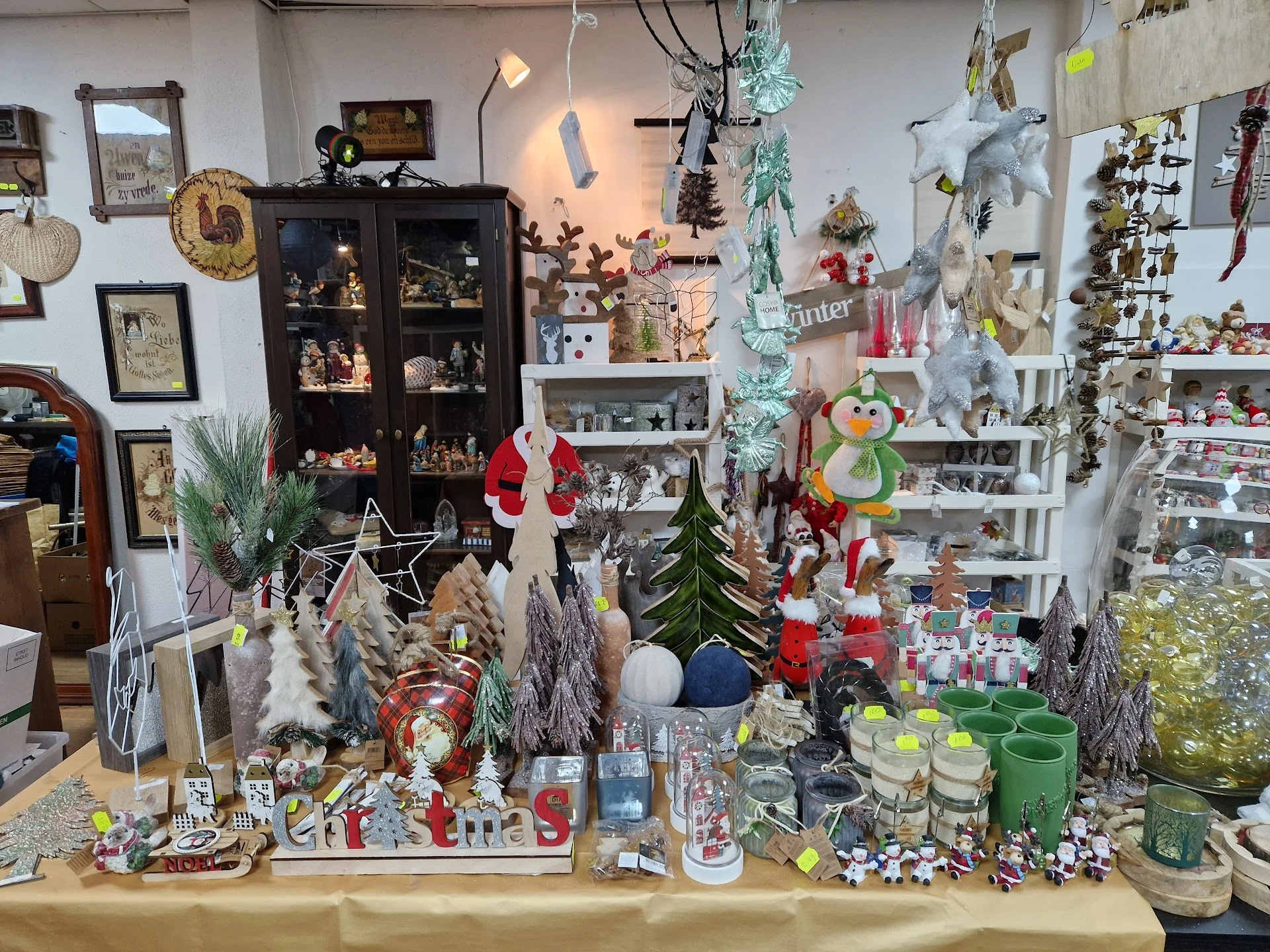 Kringloopwinkel Dandy Snuffelhal in Enschede met tweedehands boeken, huishoudelijke apparaten en kleding