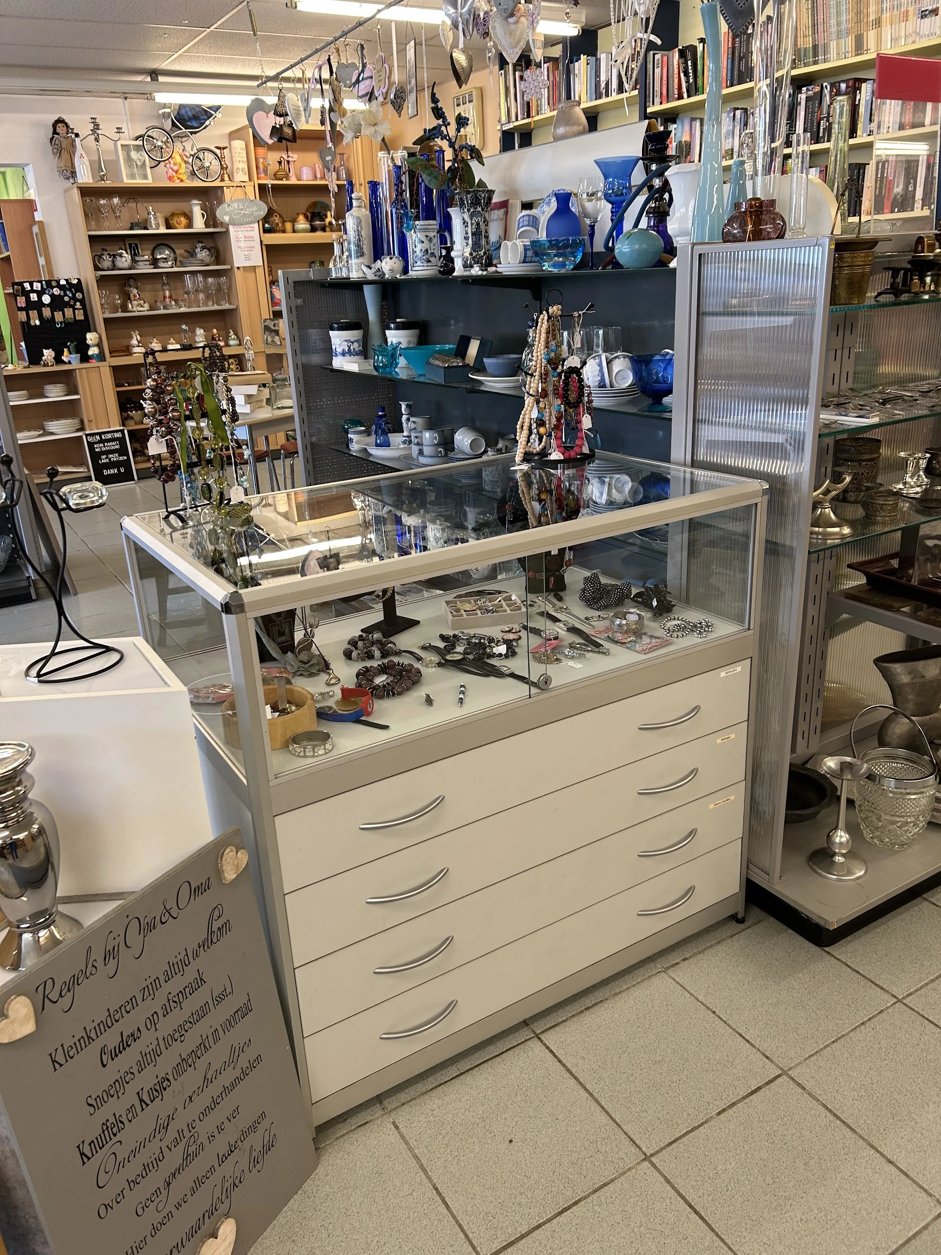 Kringloopwinkel De 2de Kans in Heel met tweedehands boeken, dinky toys en gereedschappen