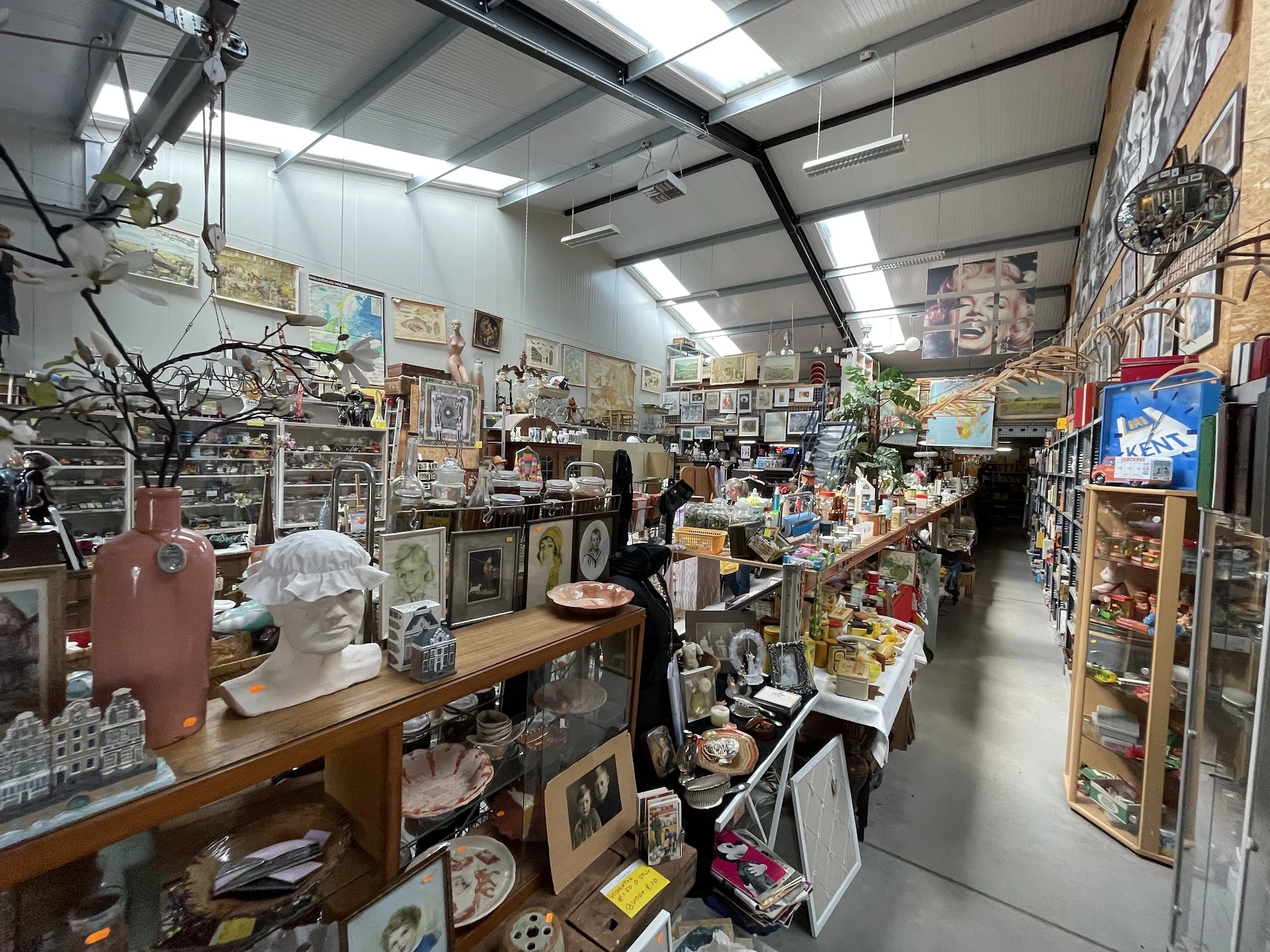 Kringloopwinkel De Boedelmarkt in Annen met tweedehands boeken, cd's en elektronica