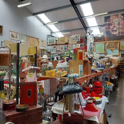 Overzicht winkelvloer kringloopwinkel met diverse spullen, meubels, kunstwerken en huishoudartikelen