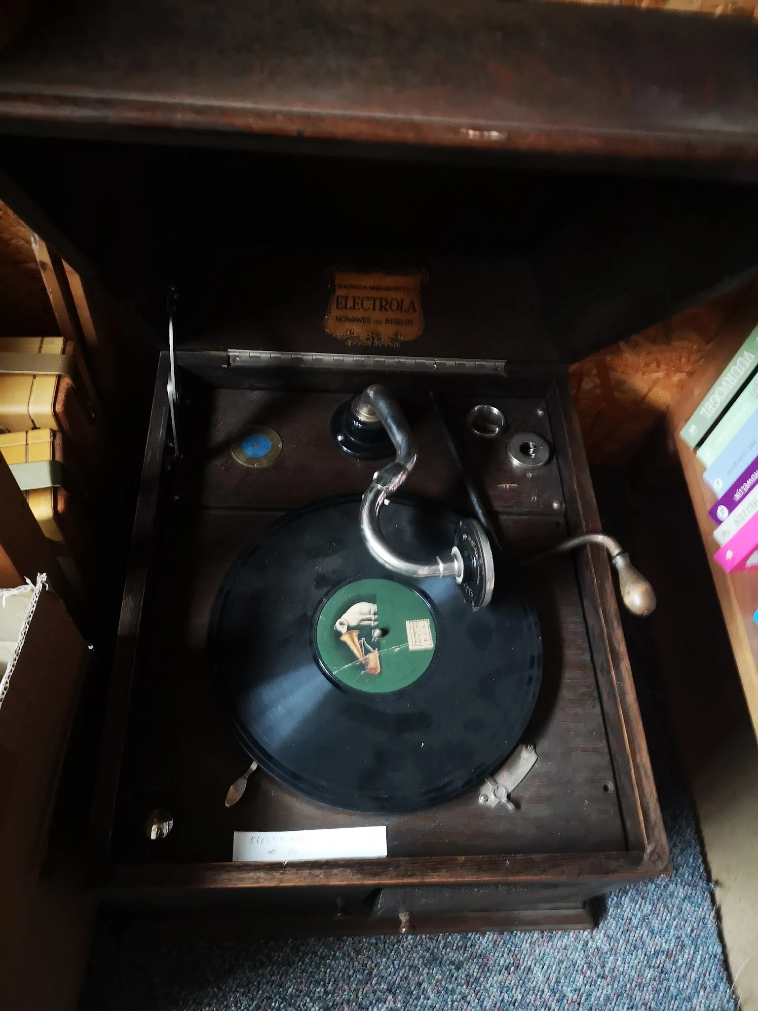 Vintage Electrola grammofoon met zwarte draaitafel en chromen toonarm in open kast
