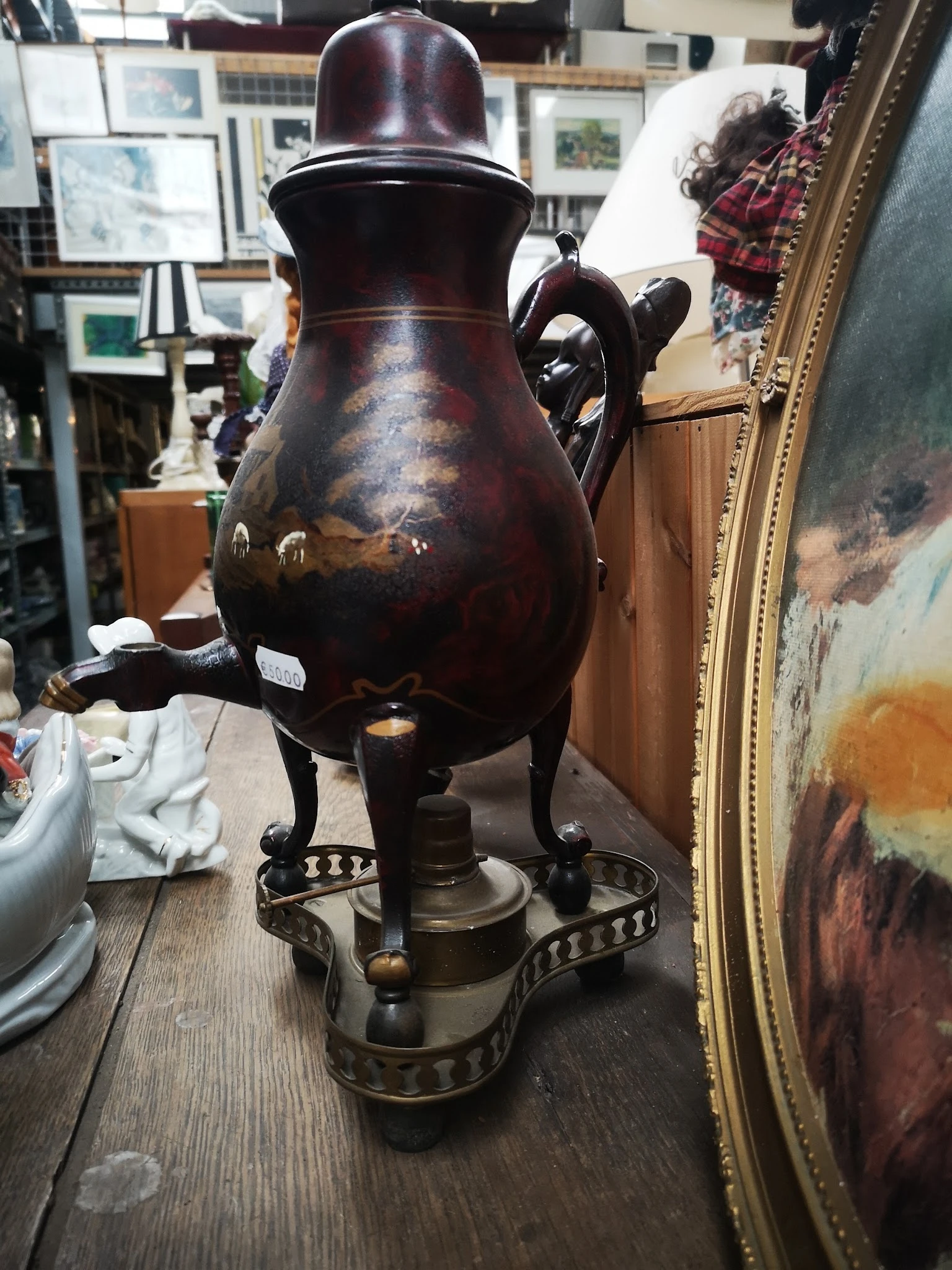 Antieke bronzen driepotige vaas met patina en decoratieve hengsels