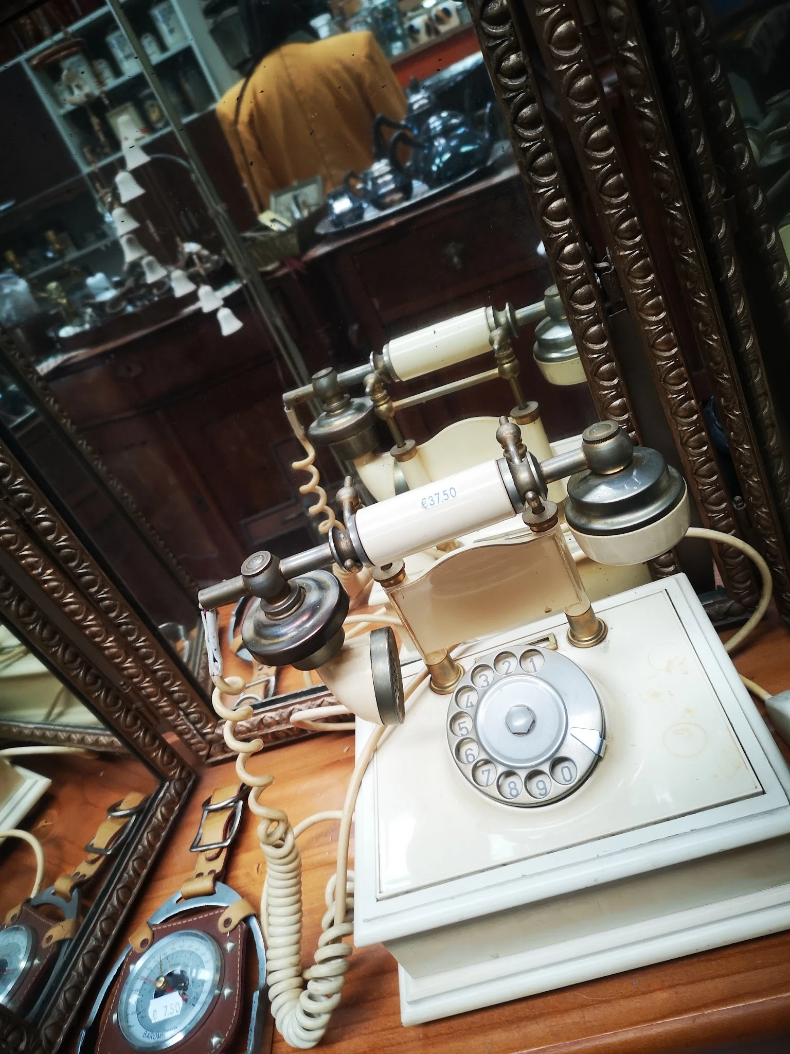 Vintage draaischijfelefoon in crème en goud met decoratieve ornamenten
