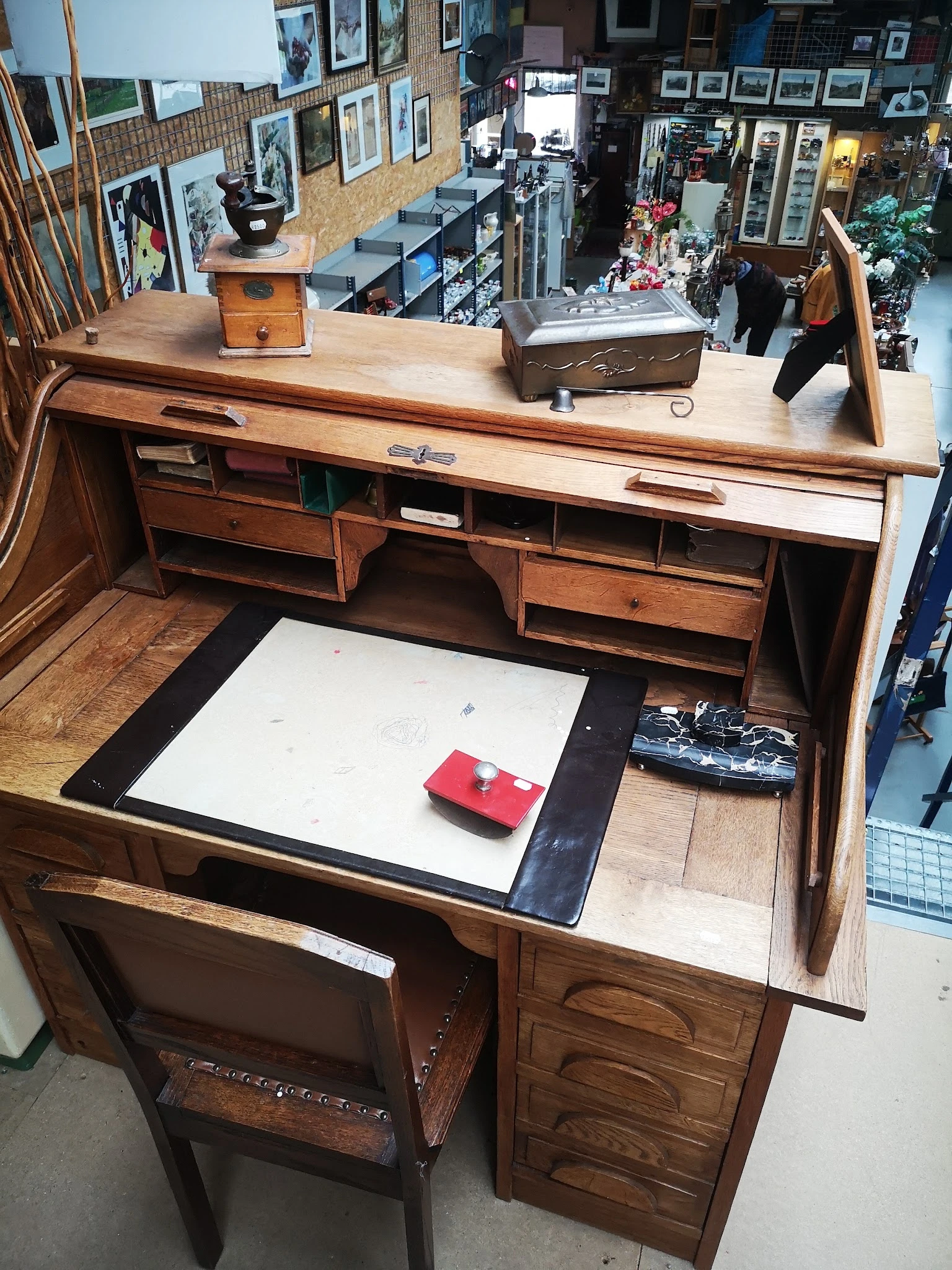Houten secretaire of bureau met uitschuifblad en vakken, afgewerkt met zwart blad