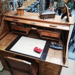 Houten secretaire of bureau met uitschuifblad en vakken, afgewerkt met zwart blad