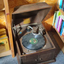 Vintage grammofoon in houten meubel met open deksel en draaitafel met plaat