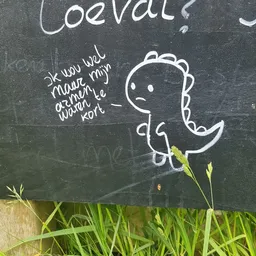 Tekening op schoolbord van een triest kijkend dinosaurus met handgeschreven tekst in het Nederlands