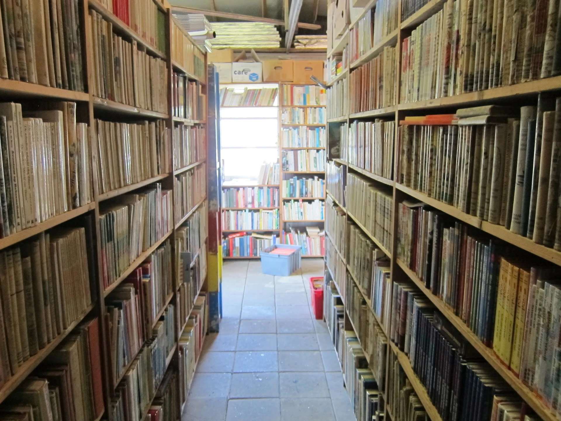 De Boekenwurm in Wolphaartsdijk met tweedehands meubels en kleding