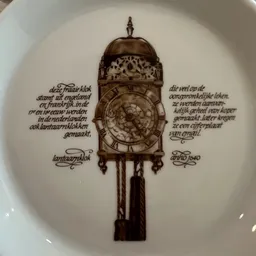 Decoratief bord met afbeelding van een antieke staartklok en Nederlandse tekst