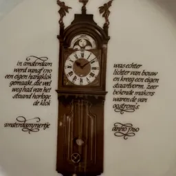 Staande klok met houten kast en wijzerplaat met Romeinse cijfers, versierd met Nederlandse teksten op de muur