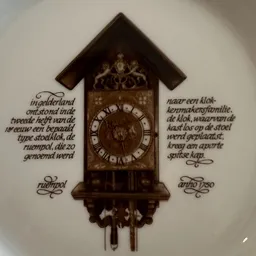 Houten wandklok met huisje vorm, wijzerplaat met Romeinse cijfers en Nederlandse tekst over de klokkenmakersfamilie