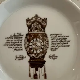 Decoratief bord met afbeelding van een antieke staande klok met tekst in het Nederlands