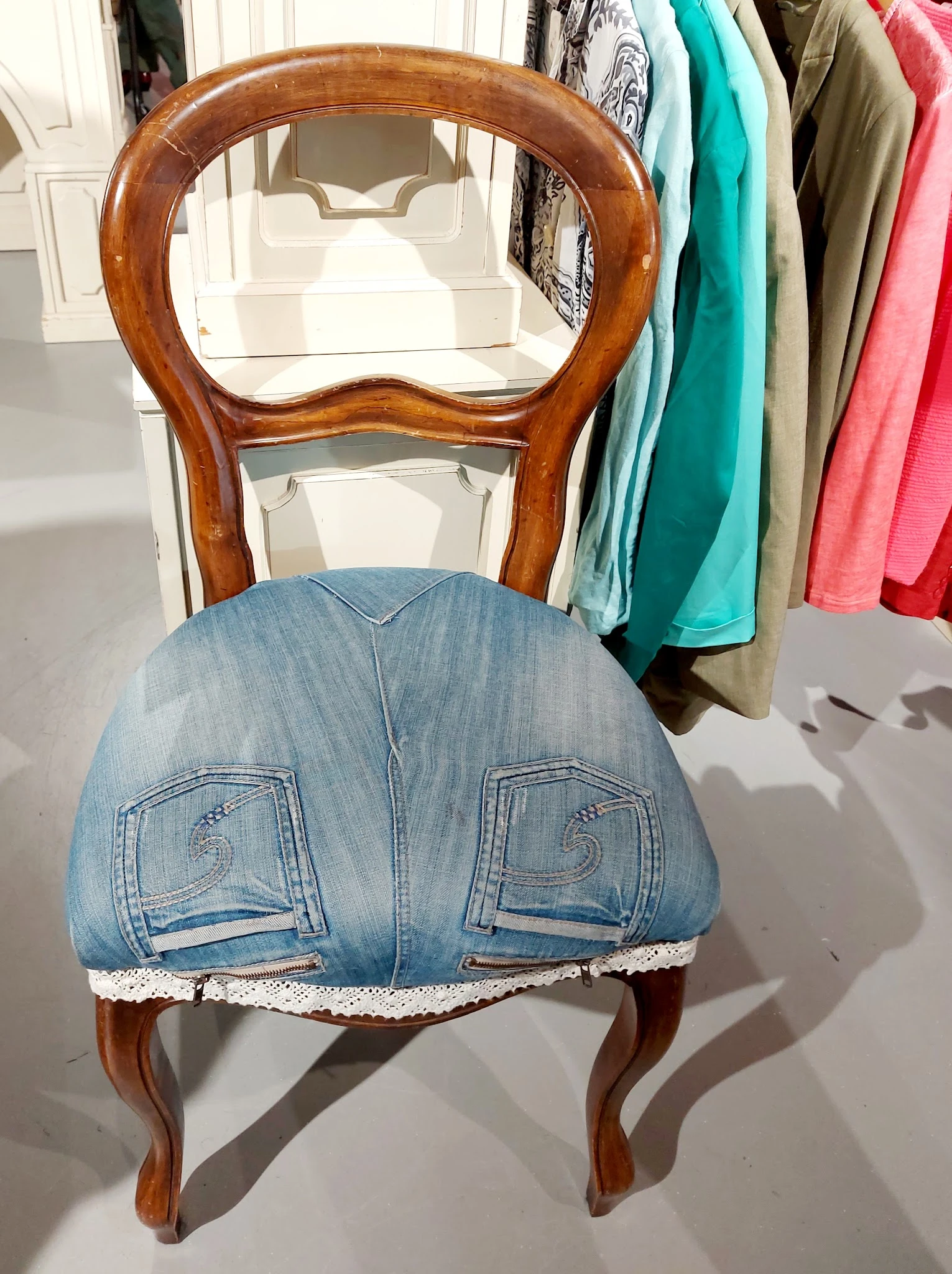 Houten stoel met blauwe jeansachtige bekleding en beschadigde zitting