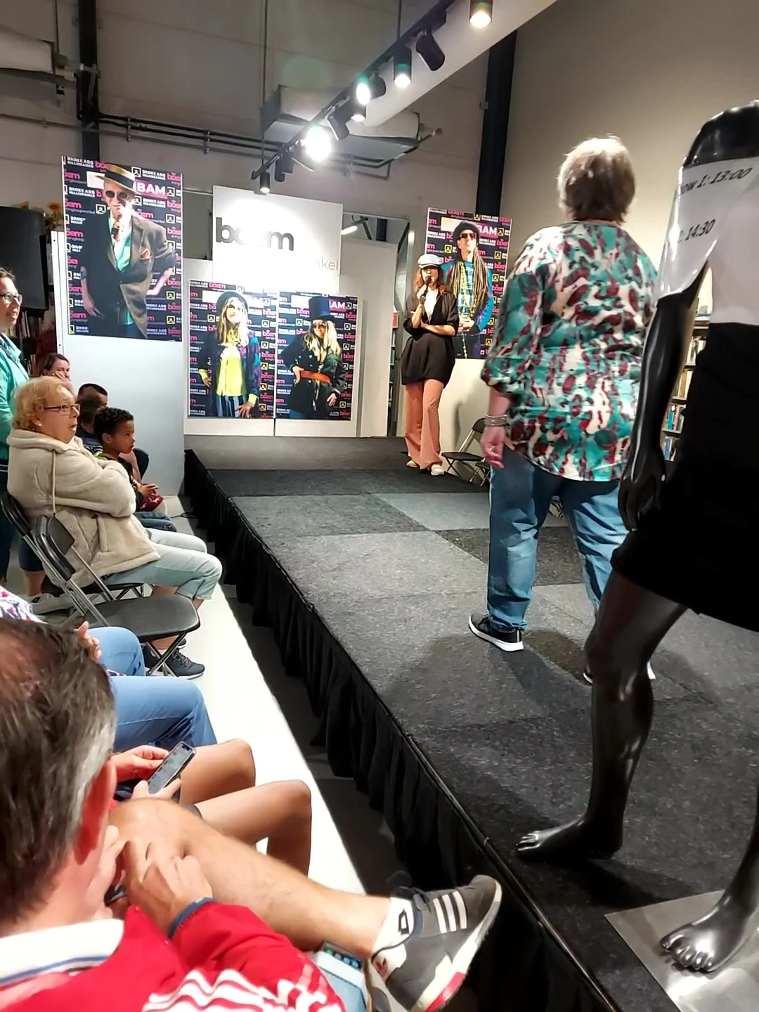Event of presentatie op een podium met publiek in de zaal